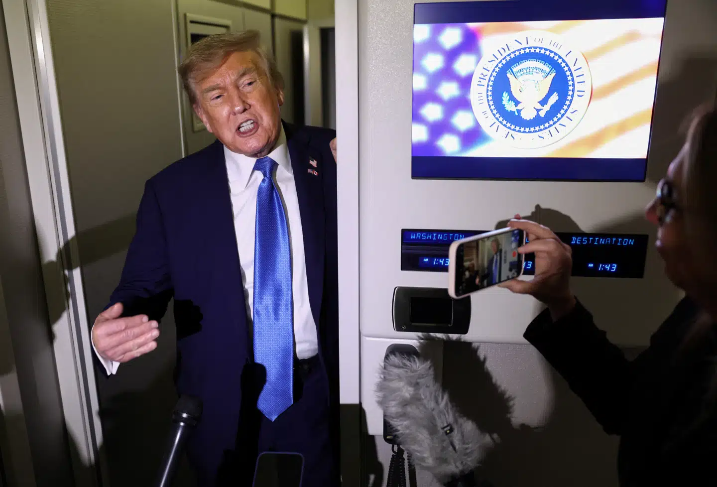 Donald Trump taler med pressen ombord på Air Force One.