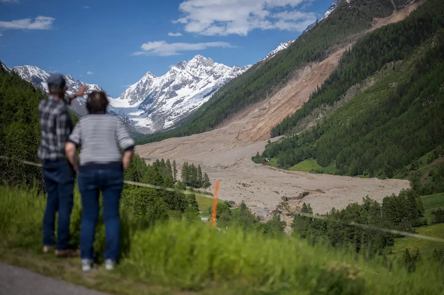 Lokale ser på et stort jordskred efter kollapset af gletsjeren Birch i Schweiz i maj. Jordskreddet førte til massive ødelæggelser i den nærliggende landsby Blatten. (Arkivfoto).