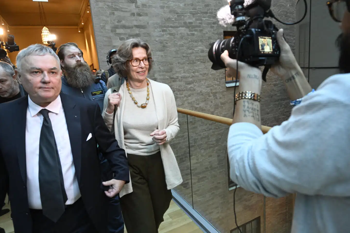 Birgitte Bonnesen ankommer til retten i Stockholm 4. oktober 2022. Hun er tidligere både blevet frifundet og dømt i bedragerisag. Nu vil svensk højesteret tage stilling i sagen. (Arkivfoto).