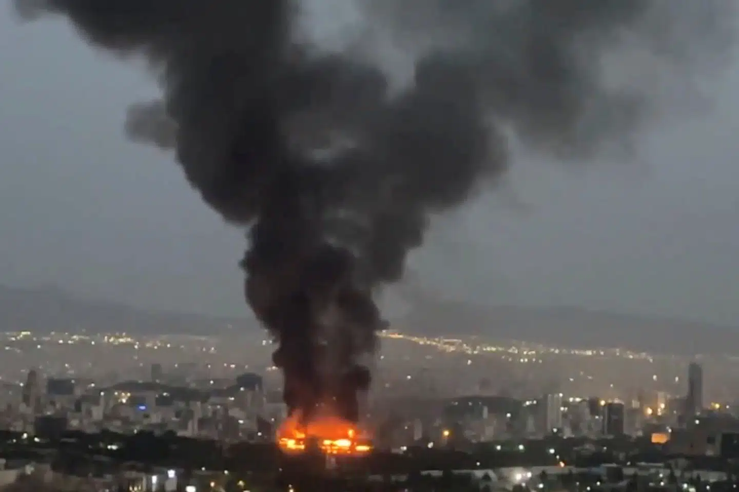 Røg stiger op fra Teheran tidligere på ugen under fortsat krig mellem Iran og Israel.