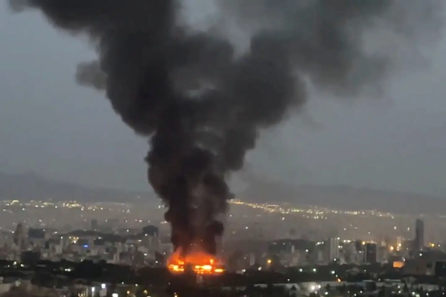 Røg stiger op fra Teheran tidligere på ugen under fortsat krig mellem Iran og Israel.