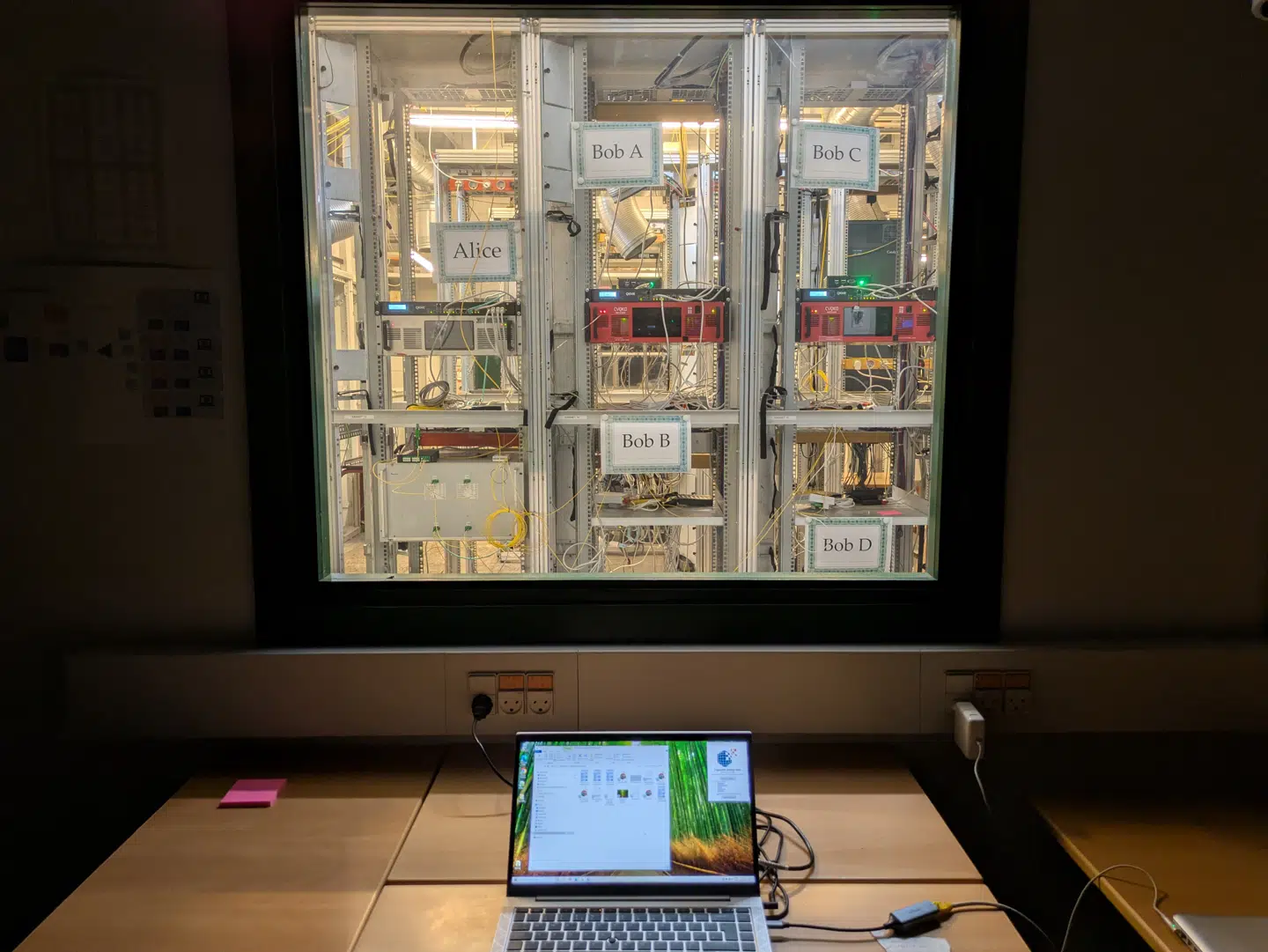 Det ser småt ud – men udkommet er stort. For teknikerne har nu bevist, at Bob A, Bob B, Bob C og Bob D kan dele hemmelige dokumenter via kvantekommunikation, som gør det umuligt for udefrakommende – som Alice – at følge med. Forsøget, som er gennemført i Aarhus, kan få stor betydning for fremtidens supercomputere.