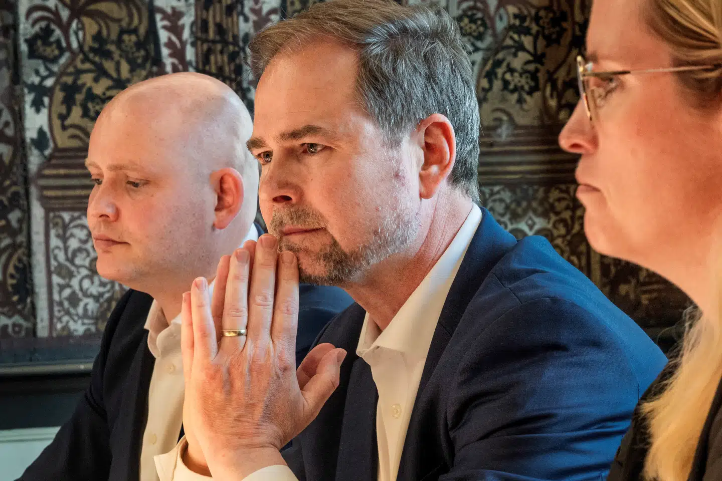 Regeringen mener, at de blå partier, der i dag kritiserer regeringen, selv har været med til at vedtage de love, hvor man af bemærkningerne kan læse, hvor mange der skal ansættes.