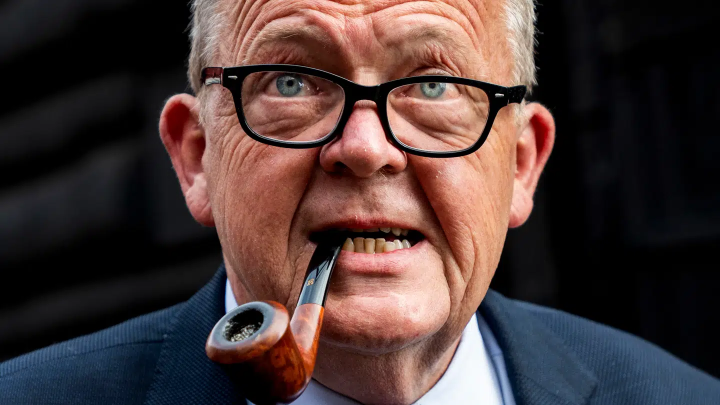 Lars Løkke Rasmussen hev en snusbøtte frem på livestreamen sammen med internetfænomenet Rasmus Søndergaard.