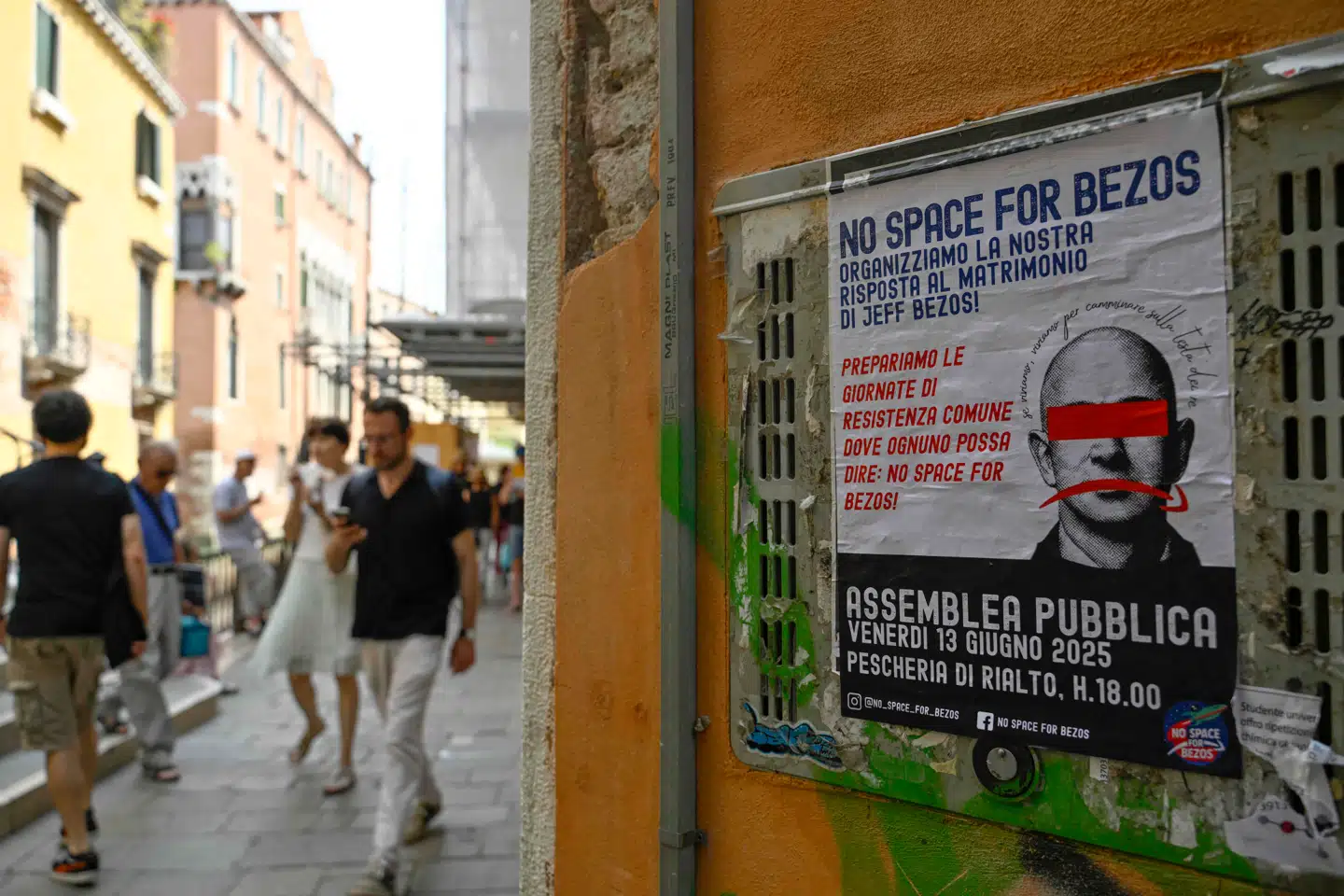 En plakat opsat af bevægelsen »No Space for Bezos« indkalder til folkemøde ved Rialto-broen i forbindelse med en række protester mod, at Amazon-stifteren Jeff Bezos har fået lov til at fejre sit bryllup i Venedig.