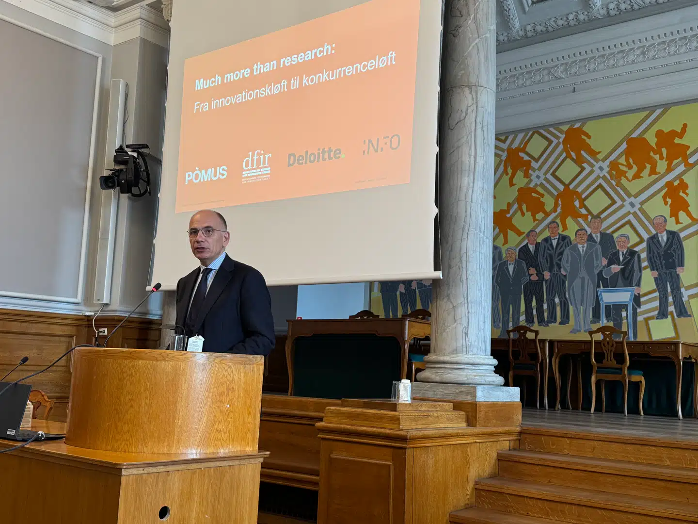 »Vi bliver i højere grad nødt til at styrke og investere i, hvad vi ikke ved, vi får brug for.« Her ses Enrico Letta, tidligere italiensk Premierminister, ved lanceringen af POMUS' og Deloittes konkurrenceevnerapport med støtte fra Industriens Fond.