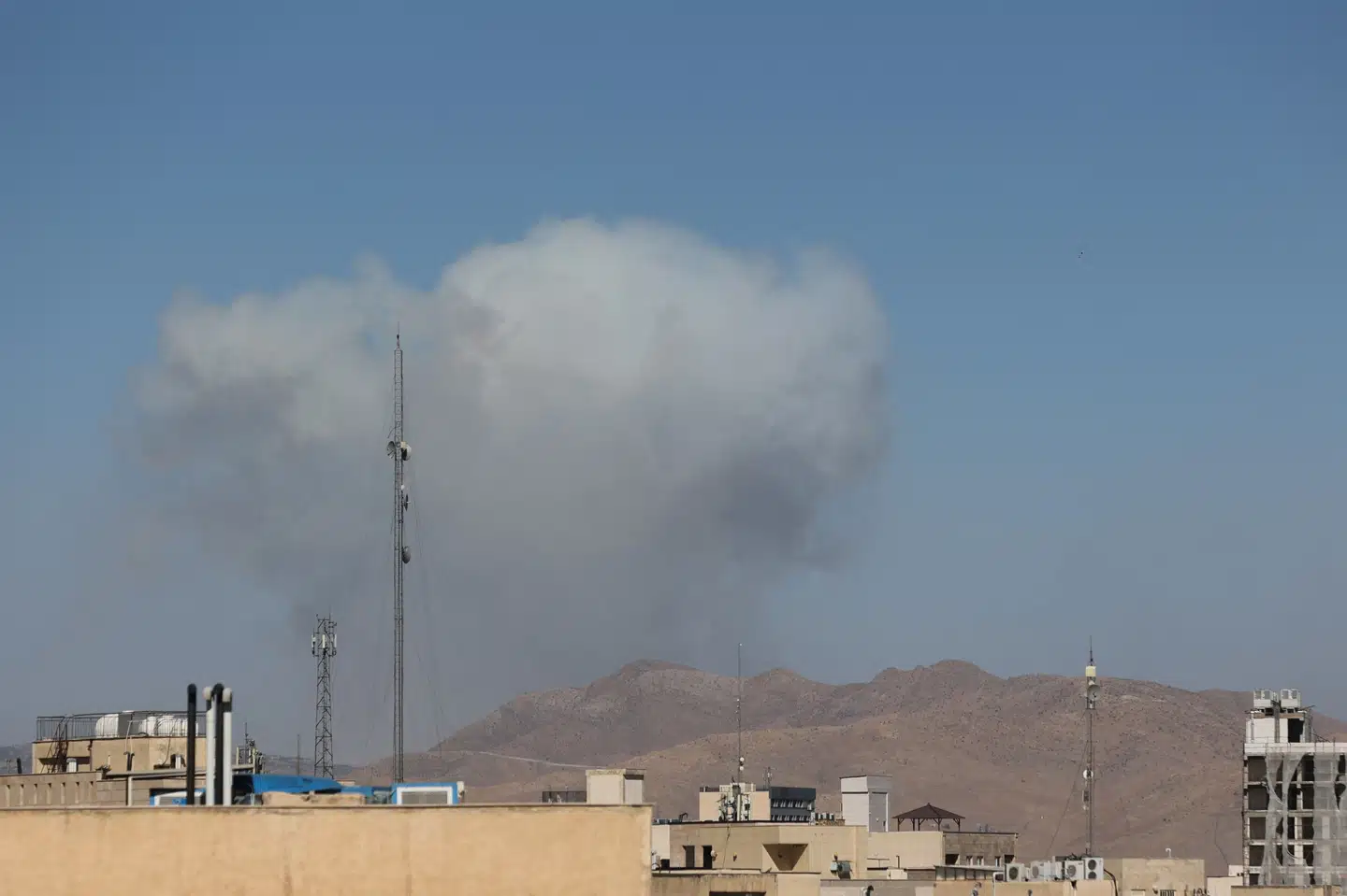 Røg stiger til vejrs efter et israelsk angreb mod Teheran onsdag.