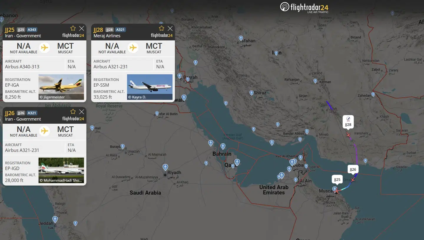 Ifølge Flightradar24 har tre regeringsfly forladt Iran.