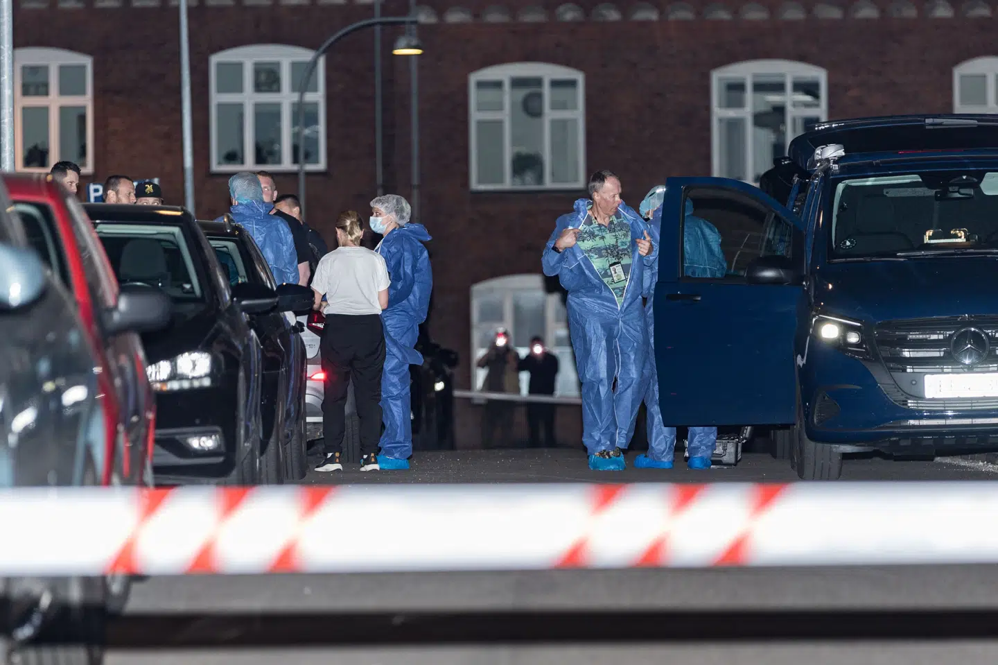 Politiet undersøger et mistænkeligt dødsfald på Kornerups Vænge i Roskilde, tirsdag den 17. juni 2025. En 77-årig kvinde er fundet død. Kvindens 45-årige søn var til stede i lejligheden og blev anholdt.