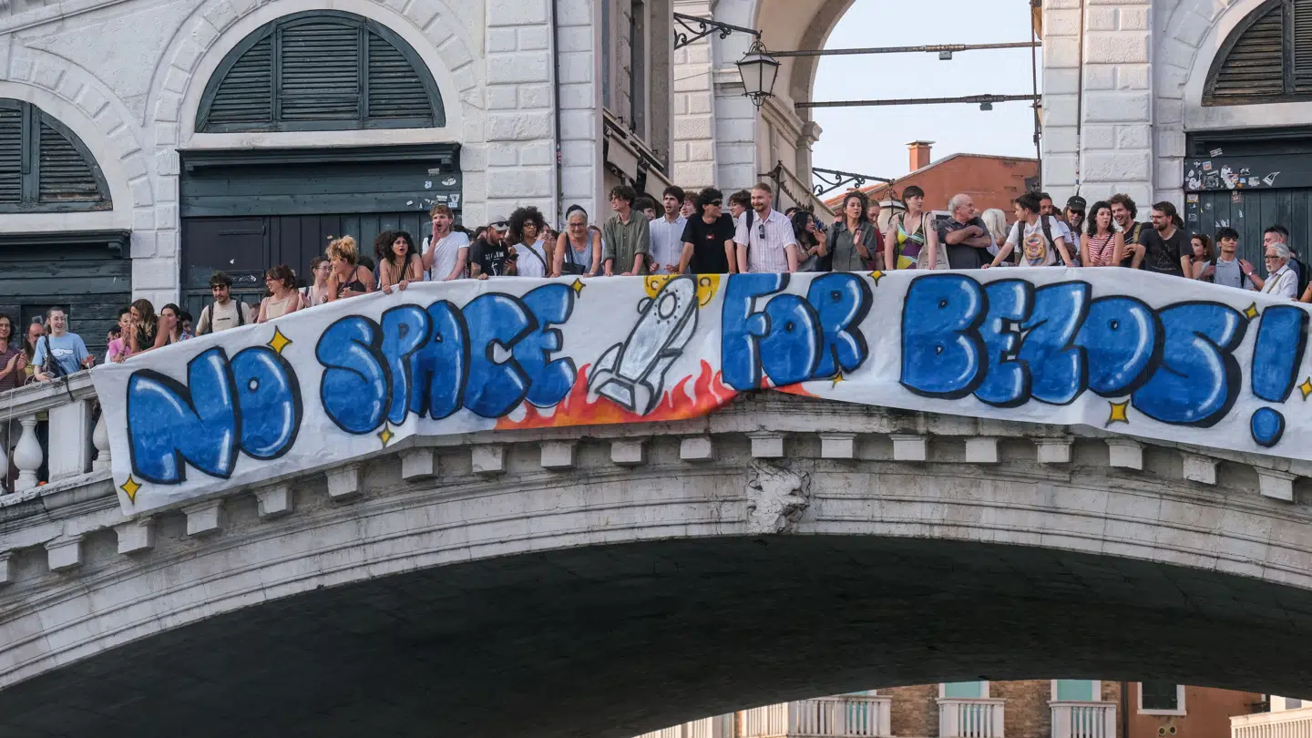 Flere steder i byen er der hængt bannere op i protest mod Amazon-milliardærens bryllup.