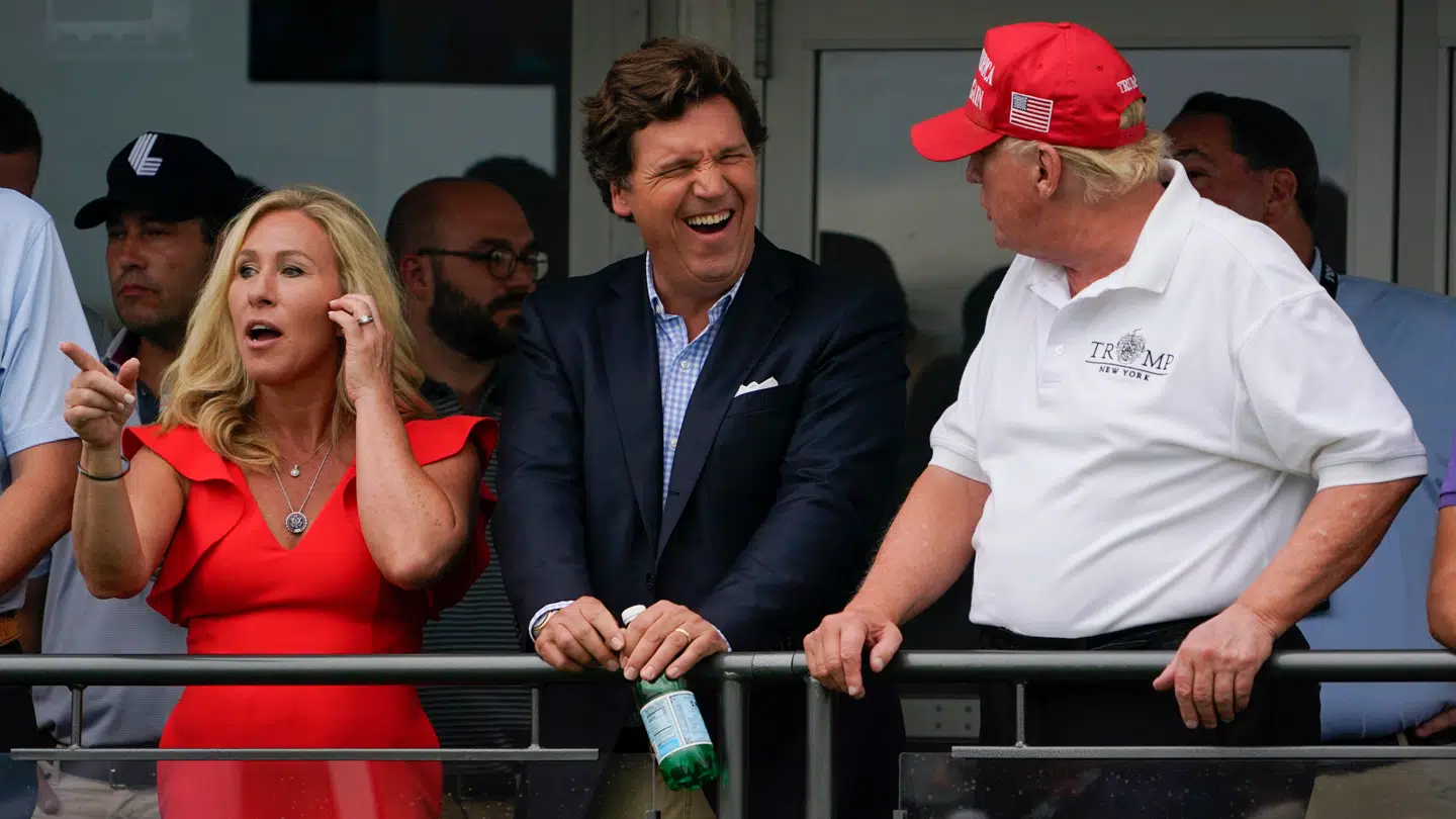 Marjorie Taylor Greene, Tucker Carlsson og Donald Trump. Nu er de røget i totterne på hinanden på grund af krigen mellem Israel og Iran.