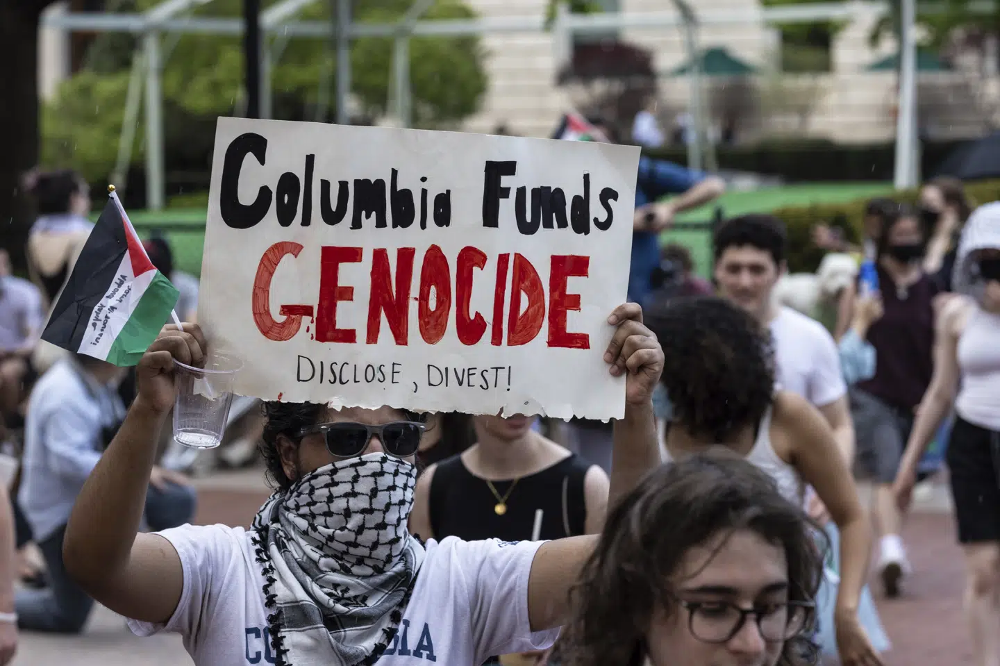 En mand holder under en propalæstinensisk demonstration på Columbia University et skilt, hvor universitetet anklages for at finansiere folkedrab i Gaza. (Arkivfoto).