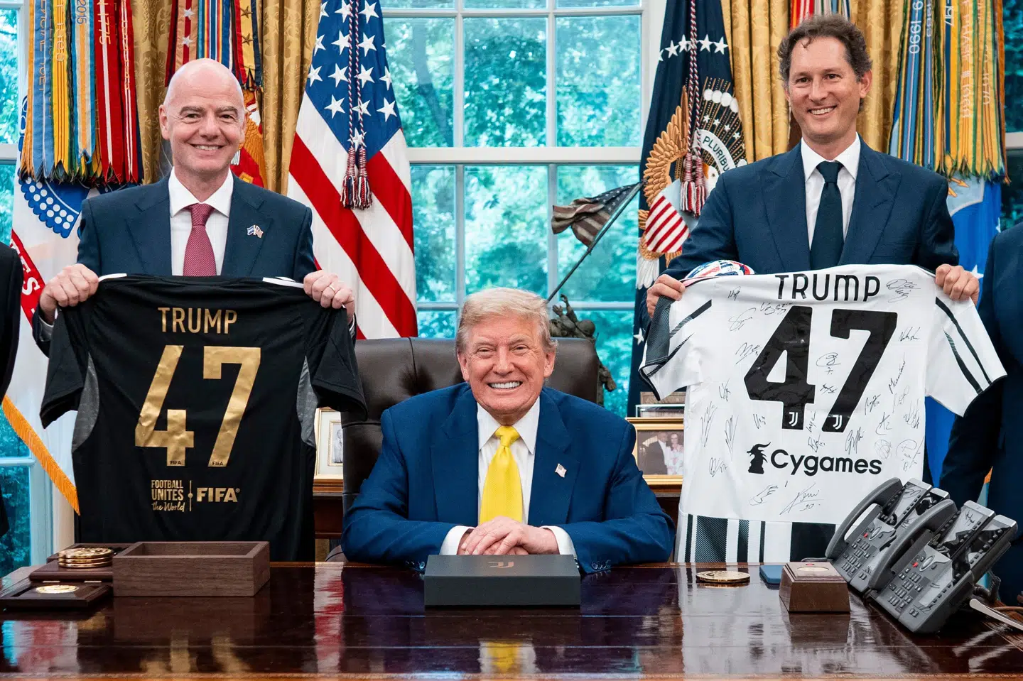 Donald Trump (i midten) havde onsdag besøg i Det Hvide Hus af blandt andre præsidenten for Det Internationale Fodboldforbund, Gianni Infantino.