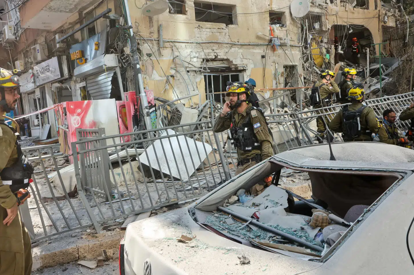 Redningsmandskab arbejder torsdag formiddag i Ramat Gan, som er blevet ramt af et iransk missilangreb.