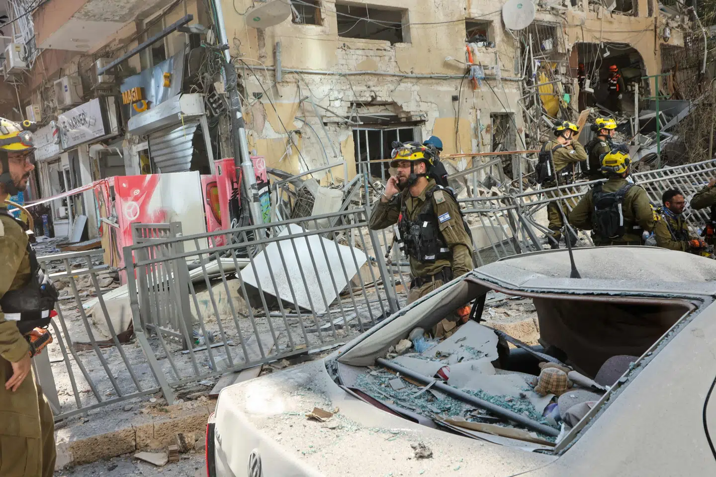 Redningsmandskab arbejder torsdag formiddag i Ramat Gan, som er blevet ramt af et iransk missilangreb.