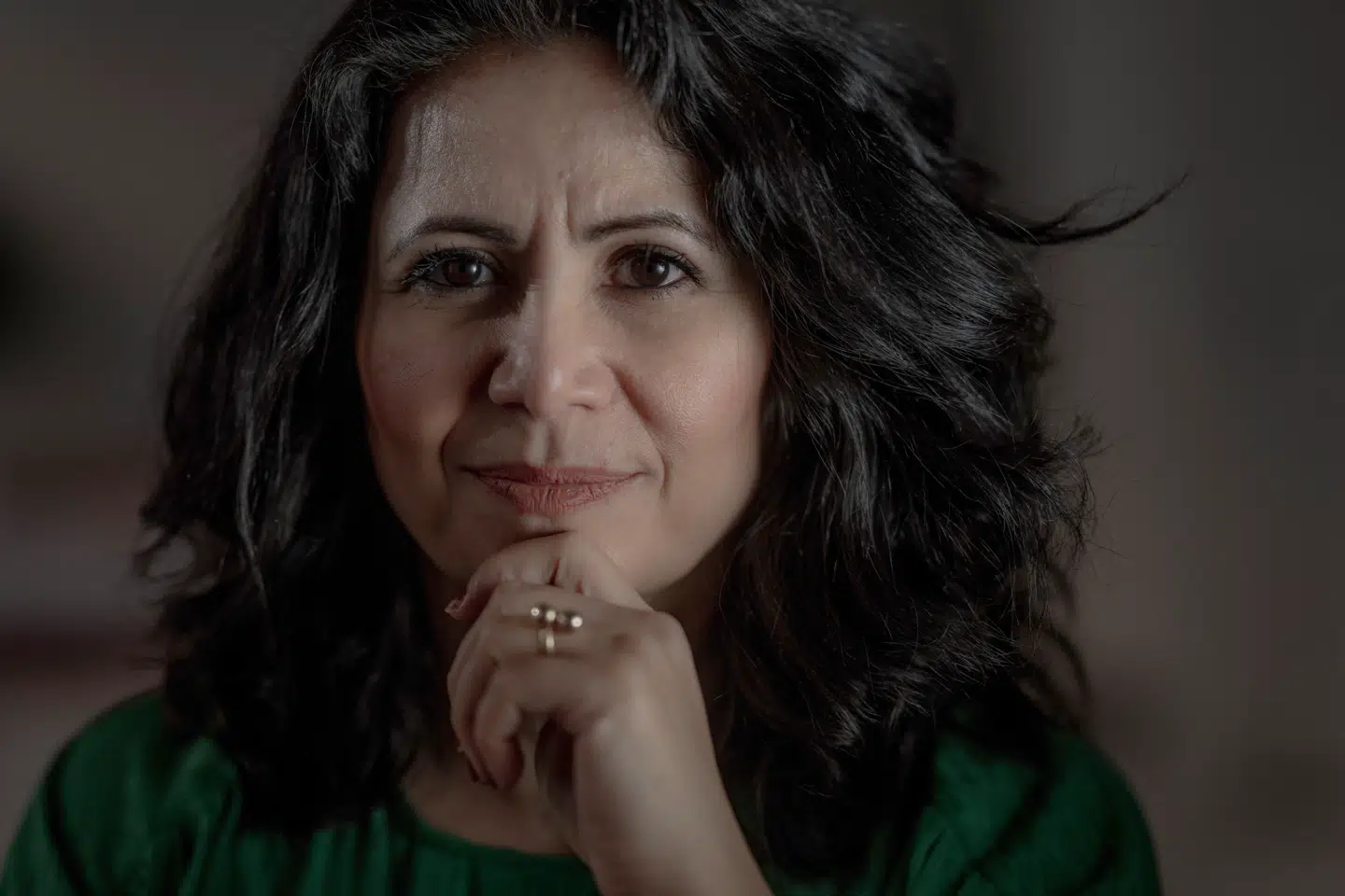 »Homofobien er aldrig langt væk. Den findes i vores egne lokalsamfund, i vores foreninger, i vores skoler – og nogle gange i vores egne familier,« skriver Özlem Cekic i denne kommentar.