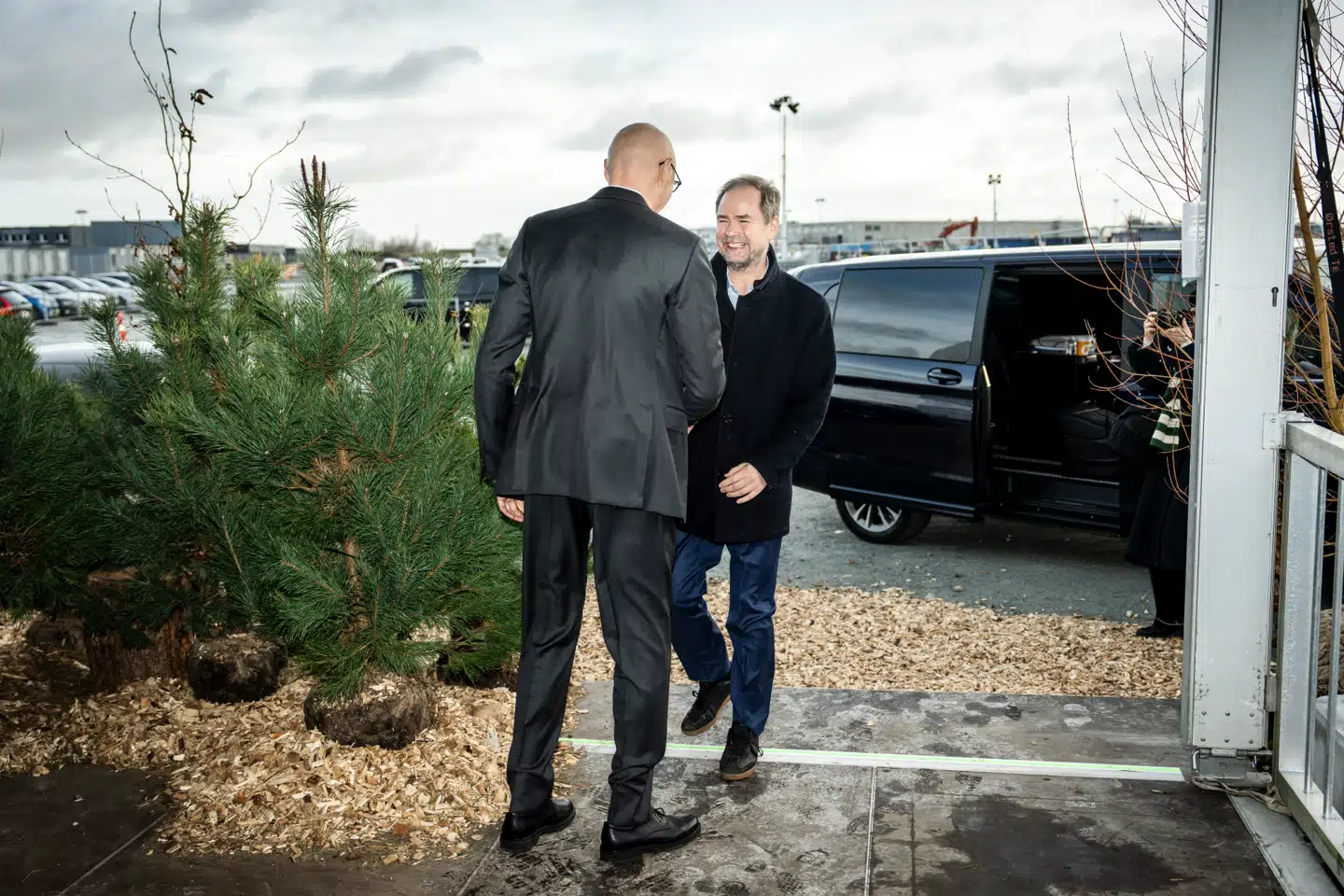 Selvom en ny Novo Nordisk-topchefs første og største opgaver handler om virksomhedens fremtid, så får valget ikke kun betydning for selskabet, men for Danmark og dansk økonomi. Her modtager daværende topchef Lars Fruergaard Jørgensen finansminister Nicolai Wammen (S) i forbindelse med starten på opførelsen af en ny fabrik i Odense i december 2024.