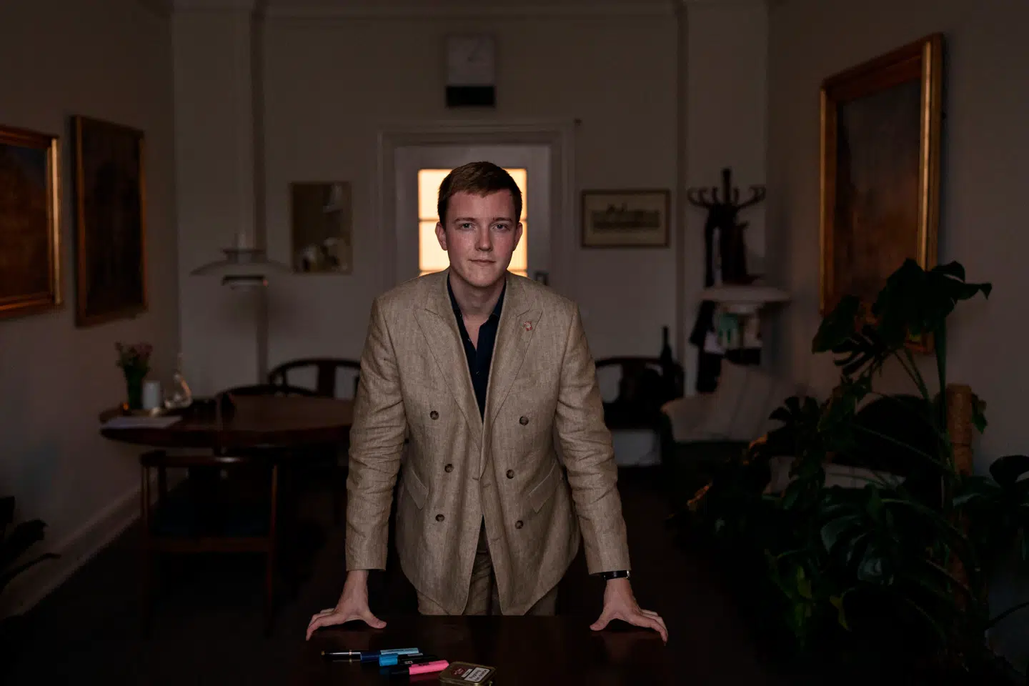 »Altså, det her er jo udtryk for et kvindesyn, hvor man ikke ser kvinder som frie i sig selv og hvor man også tror, at det, at de viser deres hals og hår, fører til en eller anden ukontrollerbar seksuel opstemmelse hos mænd,« siger Dansk Folkepartis udlændingeordfører, Mikkel Bjørn.