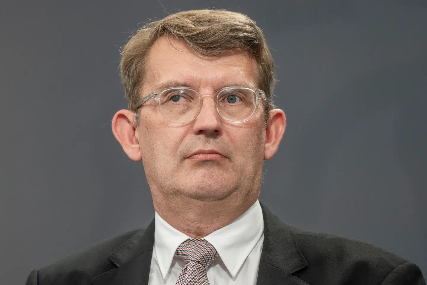 Forsvarsminister Troels Lund Poulsen (V) har fået opbakning til et lovforslag, der nu får førende jurister til at advare om, at retsstatens principper bliver sat ud af spil.