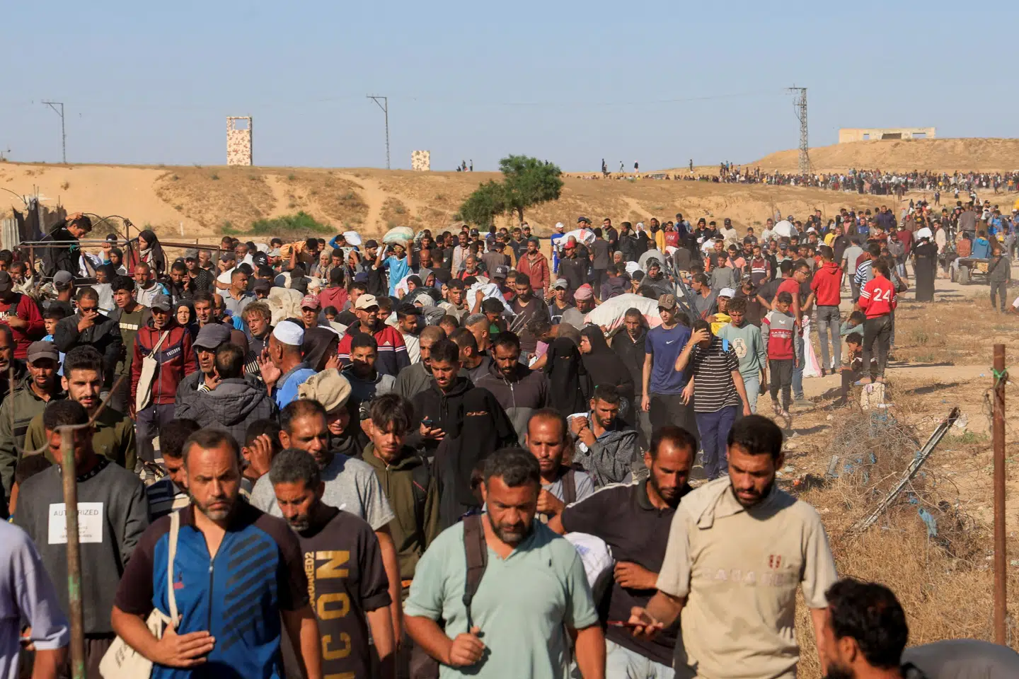 Palæstinensere i Gazastriben er på vej til et sted, hvor der bliver uddelt nødhjælp af den kritiserede organisation Gaza Humanitarian Foundation. Flere er blevet meldt dræbt ved nødhjælpsuddelingerne i løbet af de seneste uger. (Arkivfoto).