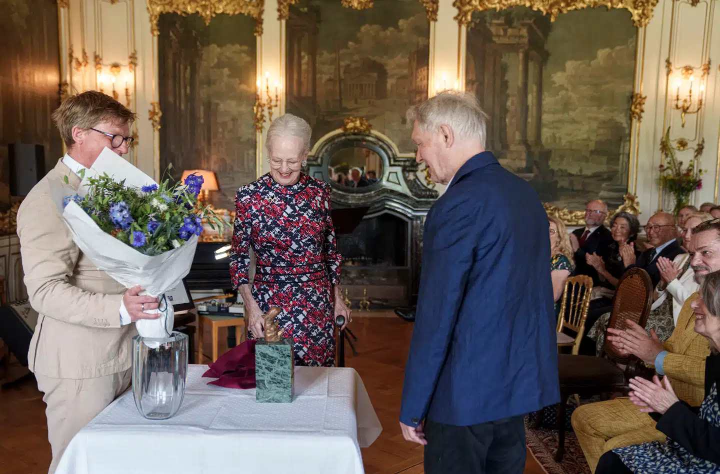 Der var både digte og digtere til stede, da Dronning Margrethe uddelte “Prins Henrik Prisen" til digter Peter Laugesen på Fredensborg Slot. Arkivfoto: Liselotte Sabroe