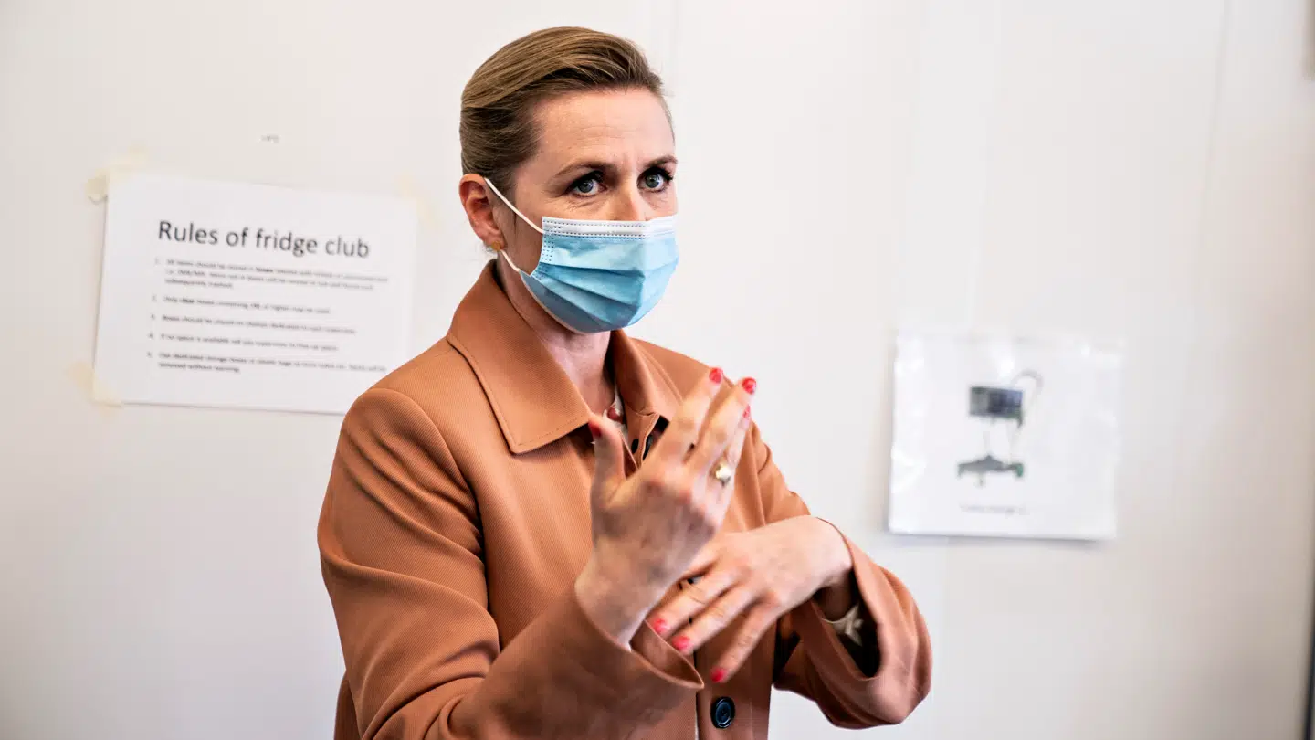 Her ses Mette Frederiksen med mundbind under coronakrisen.