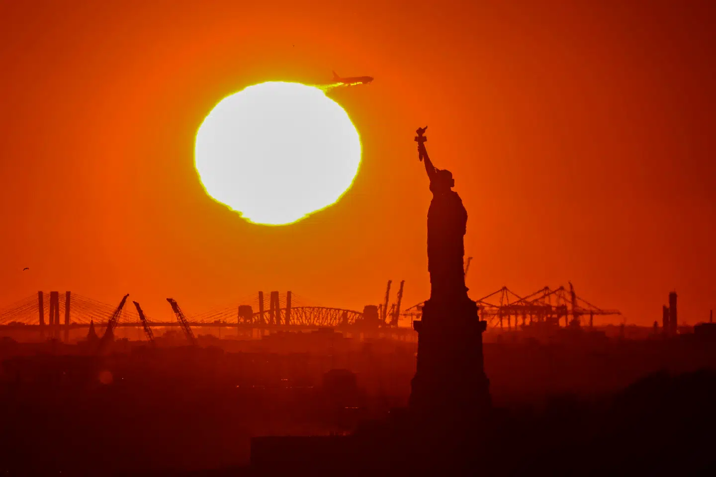 Frihedsgudinden (billedet) »er et kolossalt stærkt symbol og så meget desto mere effektivt, når man som kunstner gerne vil udfordre den amerikanske selvforståelse,« siger seniorforsker på SMK Dorthe Aagesen.