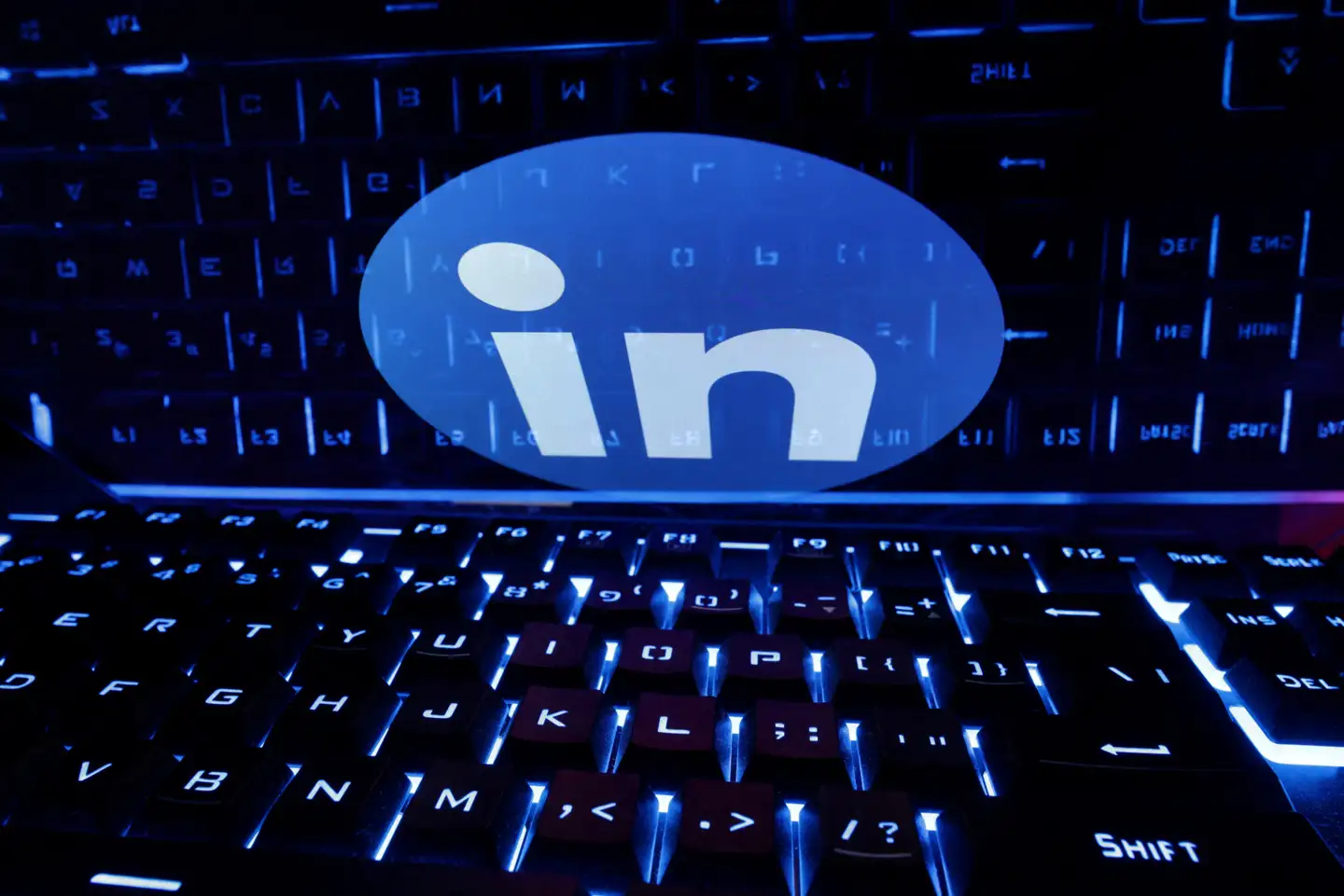 For flere er det en hel videnskab og en hobby at slå ting op på LinkedIn. For mange er det grænseoverskridende, men ifølge tre kvinder, der lever og ånder LinkedIn, kan der være meget at hente, hvis man bruger det rigtigt.