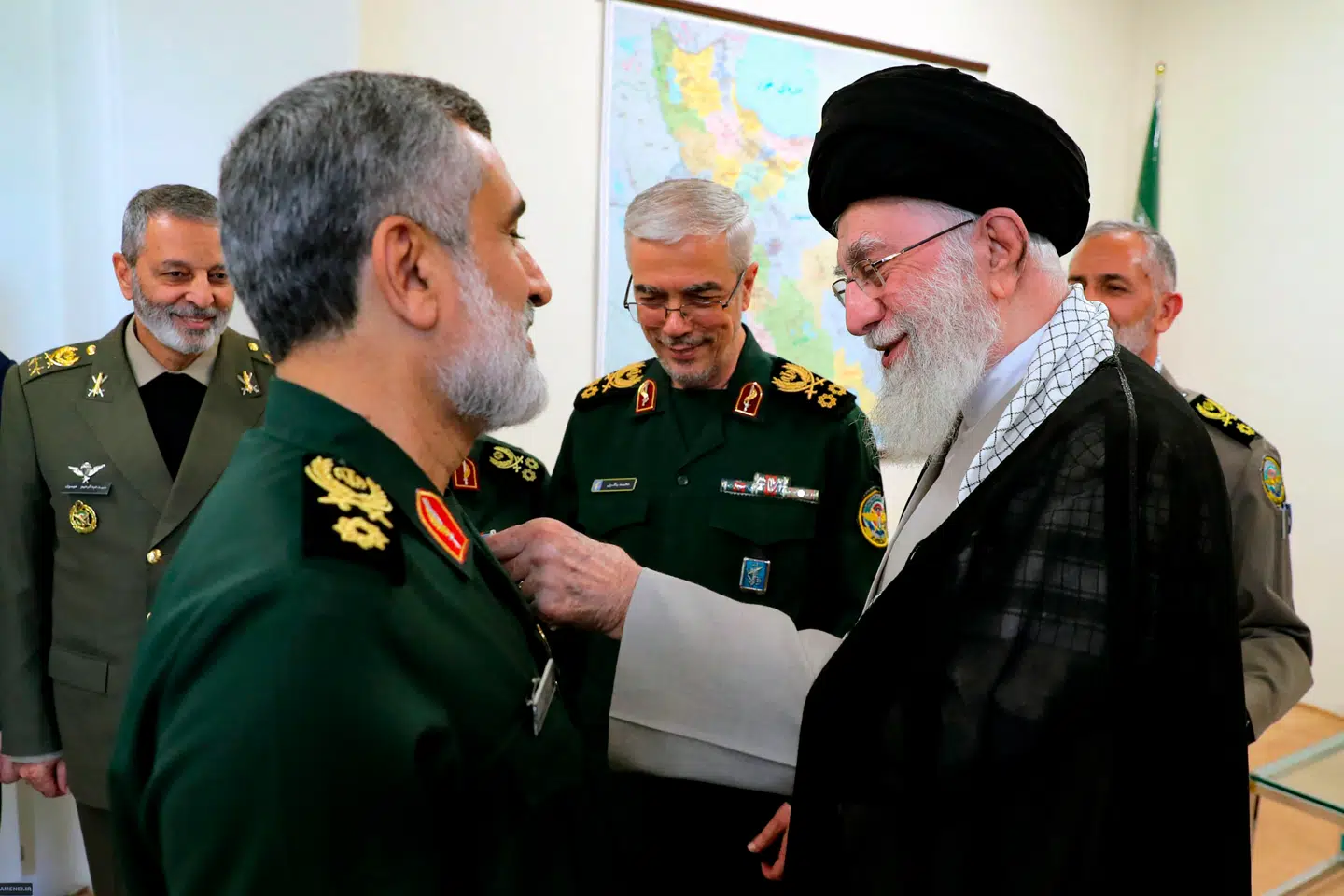 Ayatollah Ali Khamenei uddeler i oktober en medalje til general Amir Ali Hajizadeh, chef for Revolutionsgardens Luftvåben, mens forsvarschefen, Muhammed Bagheri, ser til. Både Hajizadeh og Bagheri blev dræbt i israelske angreb.
