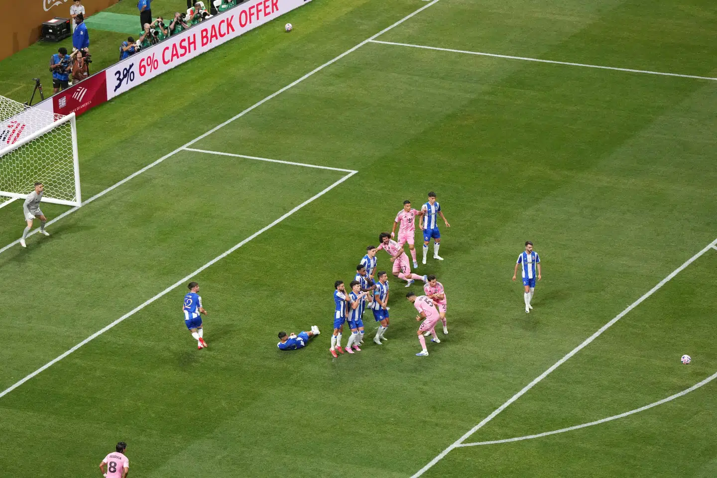 Lionel Messi scorer direkte på frispark til 2-1.