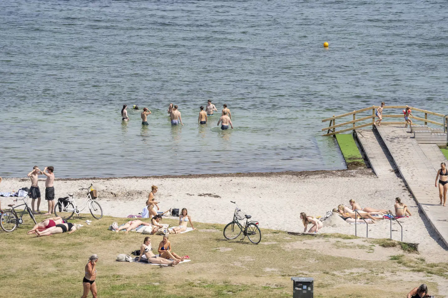 I weekenden bliver der rig mulighed for at tage på stranden. Vejret holder det meste af weekenden tørt med temperaturer, der flere steder i landet kan nå over 25 grader. (Arkivfoto).
