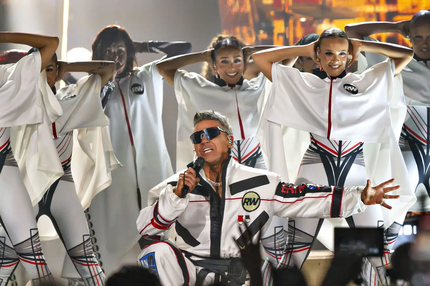 Robbie Williams optrådte i Parken i København torsdag. Anmeldere er splittede. Ekstra Bladet giver to stjerner, mens B.T. giver fire.