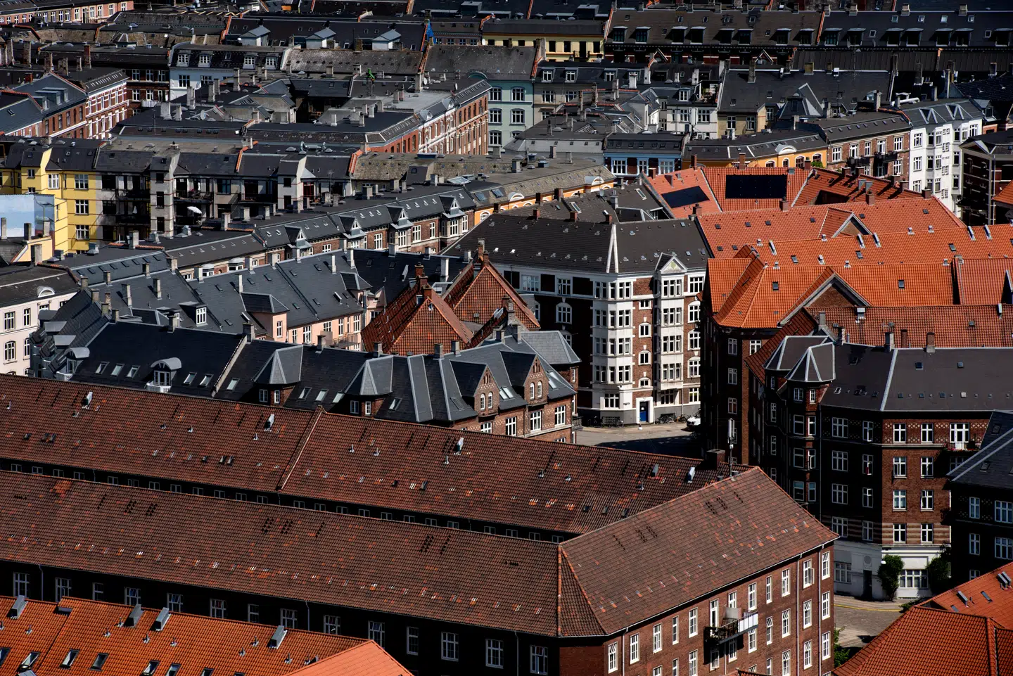 »Der er blevet færre ejerlejligheder at vælge imellem i København siden slutningen af 2023. Faktisk har køberne nu det laveste udbud, der er målt siden 2004. Når det kombineres med en efterspørgsel, der fortsat holder sig stabil, kan det være med til at presse priserne op,« siger Peter Jayaswal. Derfor er det ifølge ham en rigtig god idé at være godt forberedt som boligkøber. Det betyder, at du skal få overblik over din økonomi, gør dig nogle tanker om dine behov – og tage en snak med din bankrådgiver, der burde kan hjælpe dig.