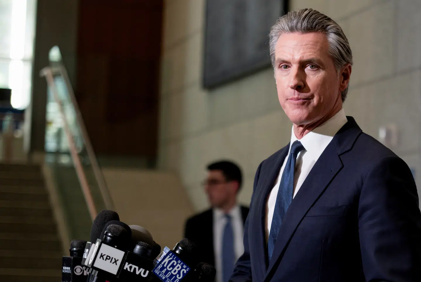 Ifølge Donald Trump er nattens beslutning »meget større end Gavin«. På Truth Social skriver han: »Hvis folk og byer i USA har brug for beskyttelse, er det os, der skal give den til dem, hvis staten og det lokale politi af en eller anden grund ikke får arbejdet gjort.« På billedet ses Gavin Newsom i forbindelse med et pressemøde.