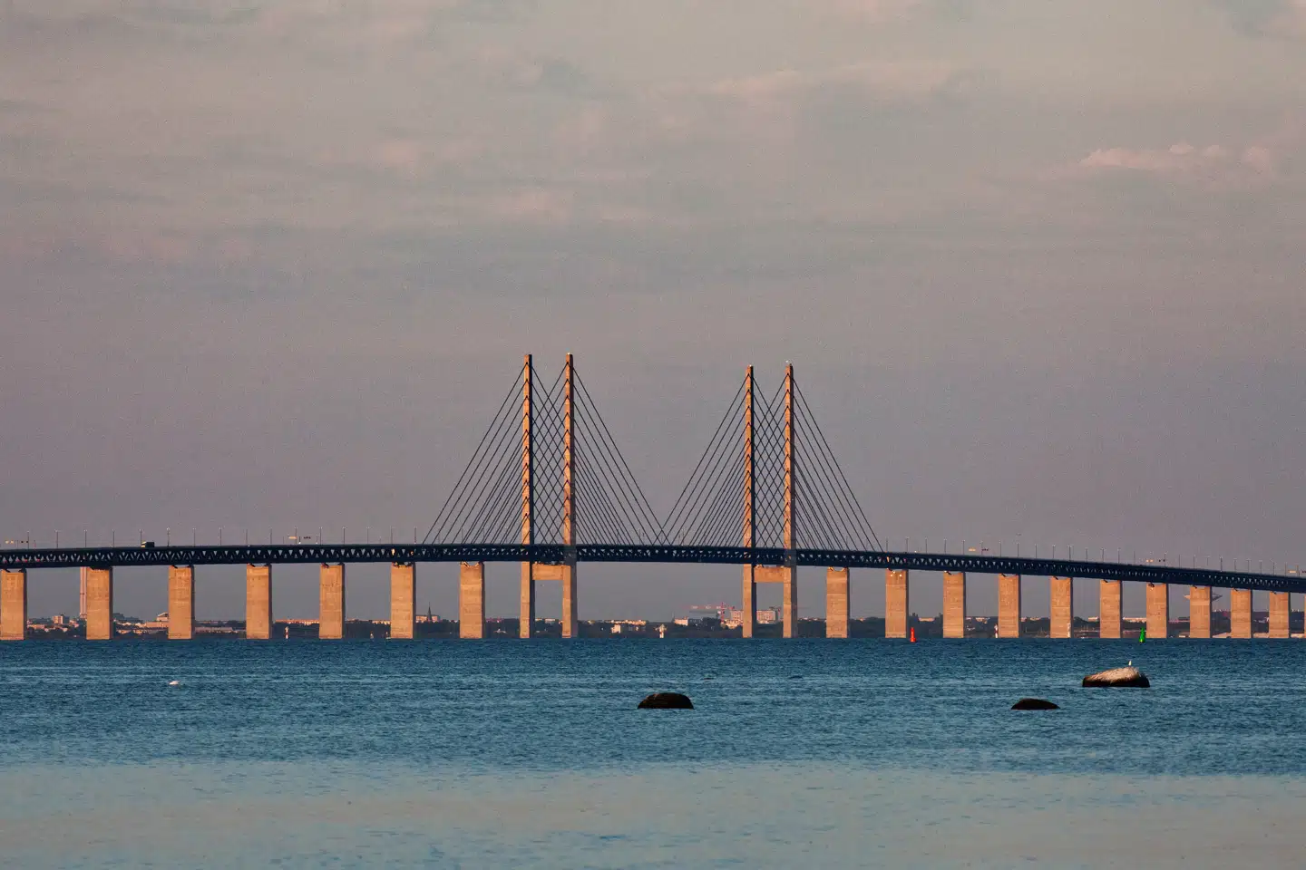 Øresundsbroen set fra Dragør. Bropillerne står på svensk territorium.