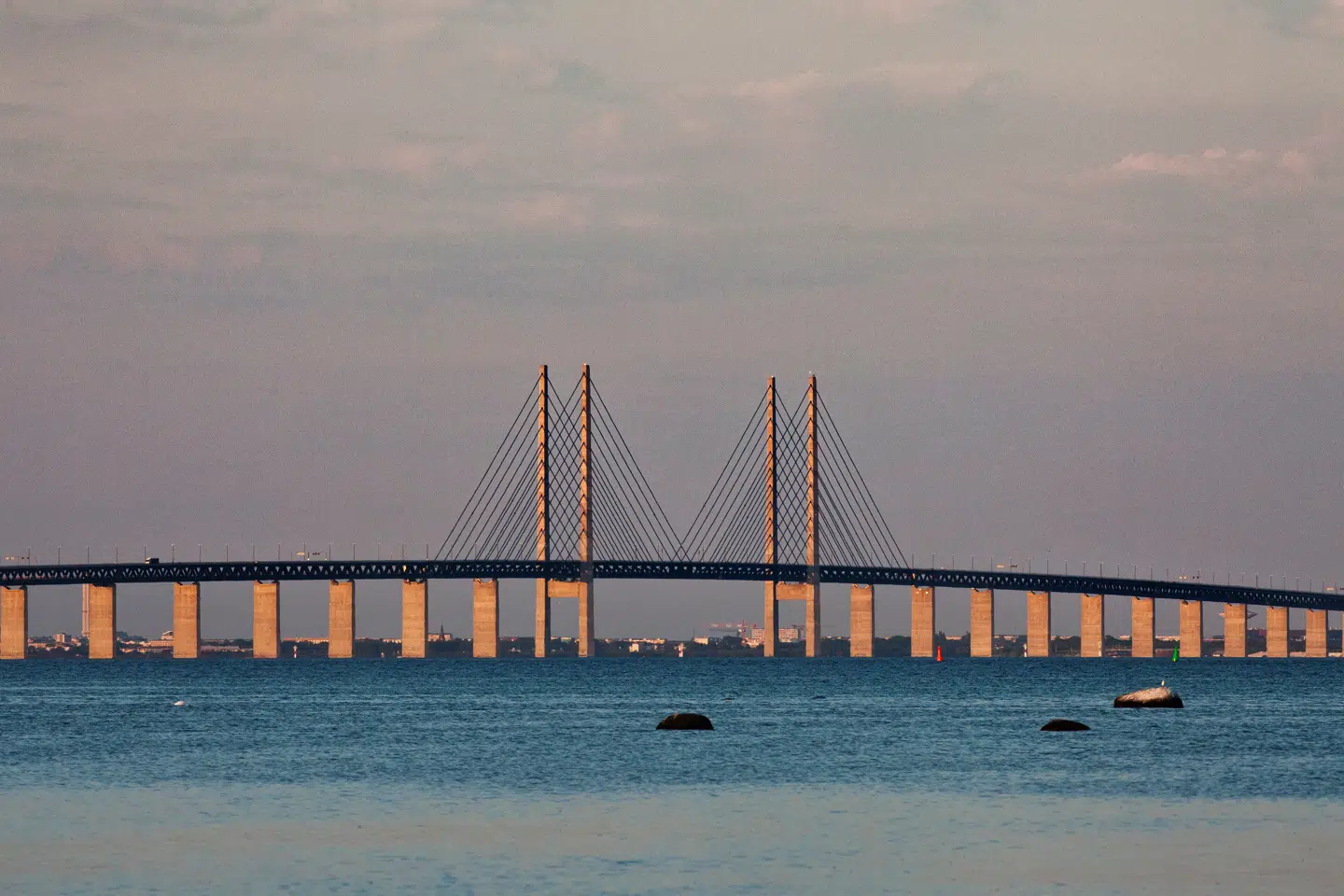 Øresundsbroen set fra Dragør. Bropillerne står på svensk territorium.