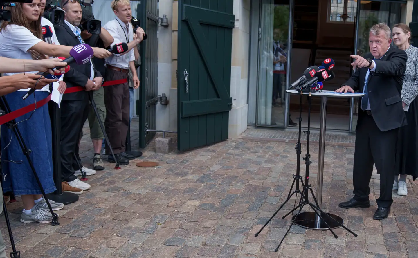 Lars Løkke Rasmussen holdt som udenrigsminister pressemøde fredag, mens medierne var fyldt med historier om, at Moderaterne har tilbudt både Mike Fonseca og Jon Stephensen store pengebeløb for at træde ud af Folketinget. Det lykkedes dog ingen journalister at få ham til at forholde sig til historierne.