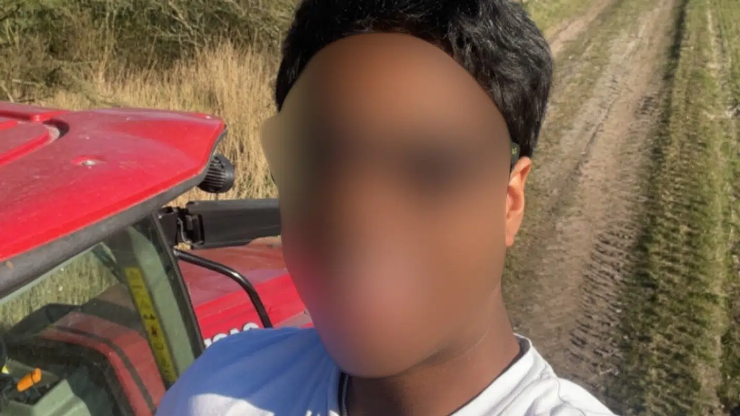 Den 19-årige mand har erkendt sig skyldig i drabet på den 13-årige pige og usømmelig behandling af lig, men har nægtet sig skyldig i forholdet om voldtægt.