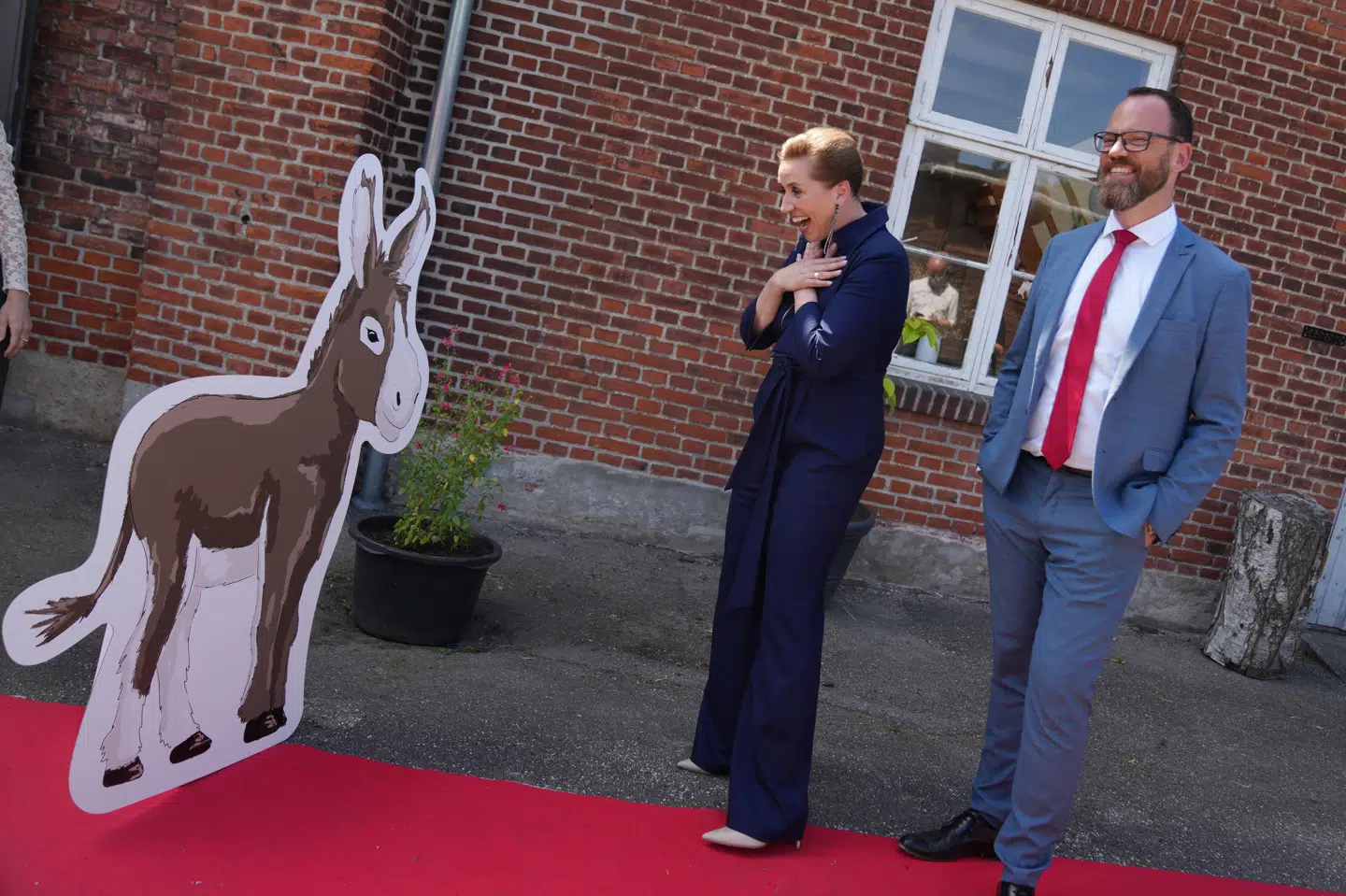 Mette Frederiksen fik fredag eftermiddag overrakt et gavekort til et æsel af partisekretær i Socialdemokratiet Lasse Ryberg. - Hun var meget overrasket, siger partisekretæren.