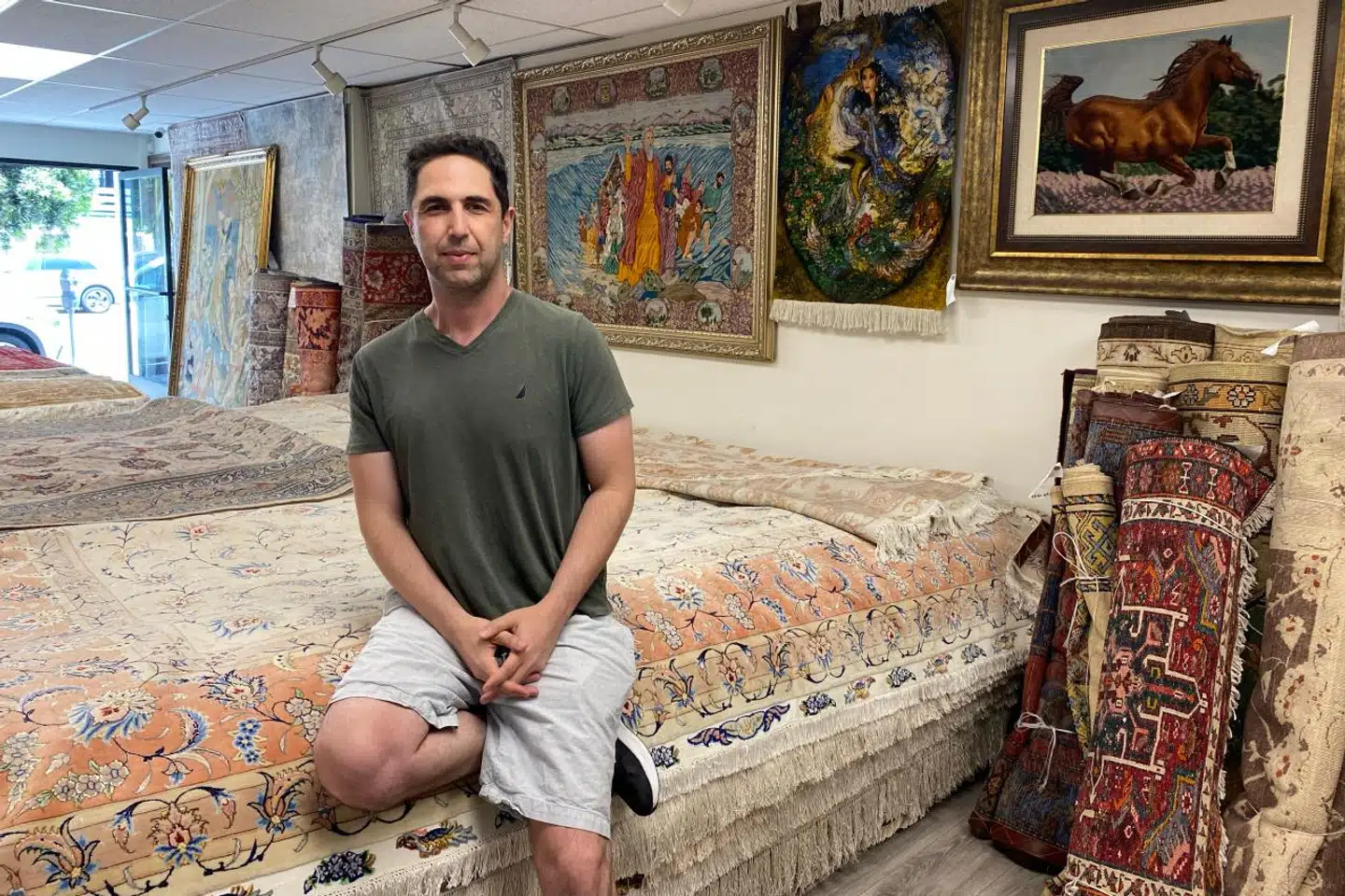 Yoni Radfars familie forlod Iran i 1980erne, ikke længe efter, at den iranske revolution havde bragt Ayatollah Ruhollah Khomeini til magten.