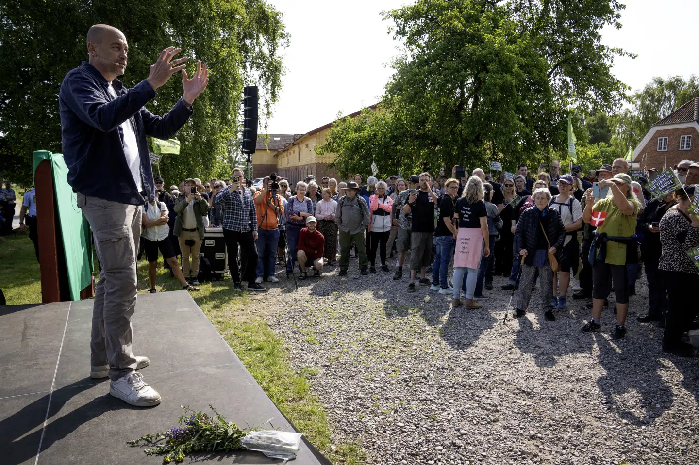 Miljøminister Magnus Heunicke (S) blev mødt af utilfredse dyreaktivister, da han indviede Danmarks første naturnationalpark i Fussingø.