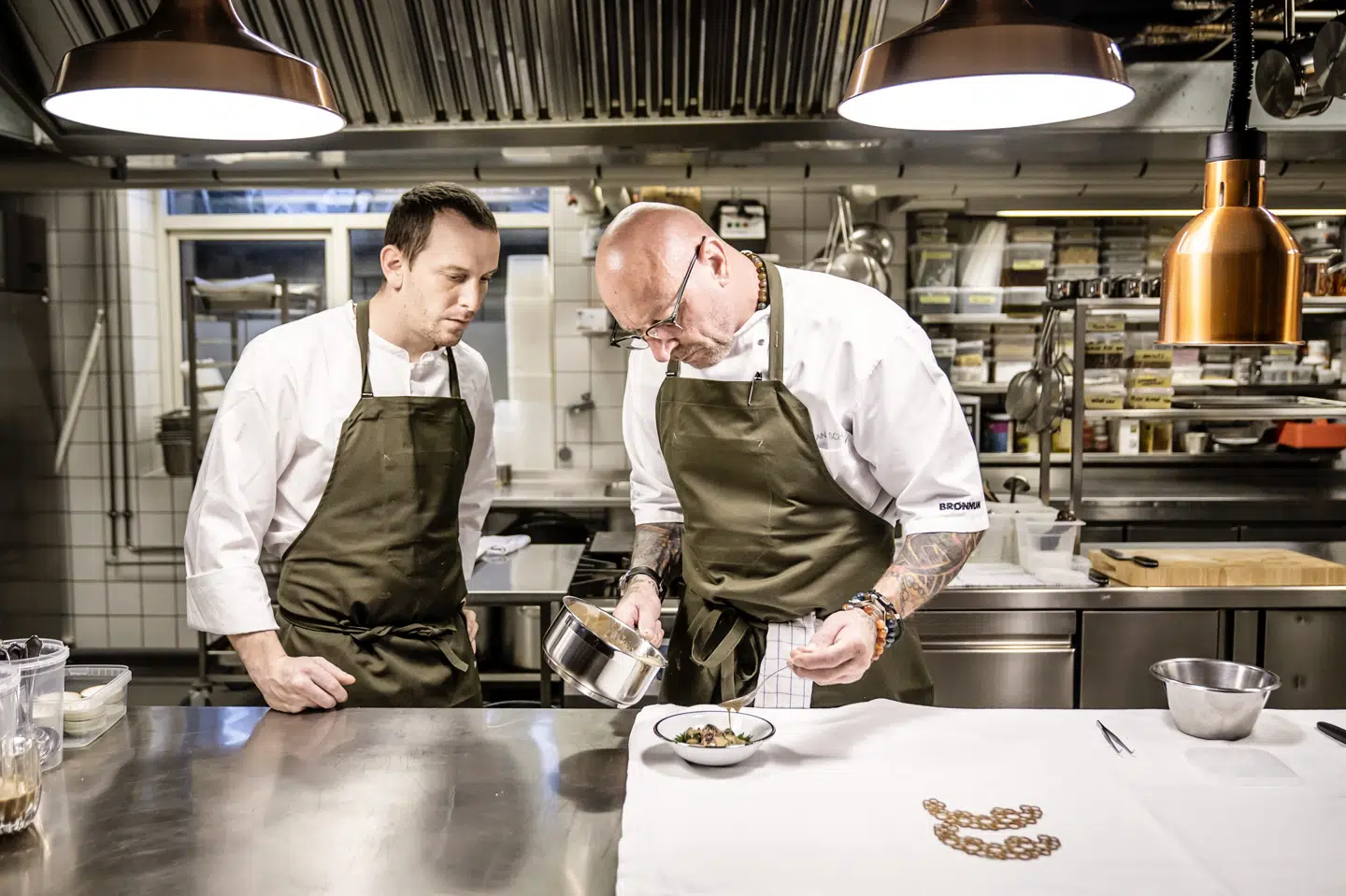 Allan Schultz (til højre) er ejer og køkkenchef hos Restaurant Parsley Salon i kælderen under Hellerup Park Hotel. Han er også vinder af kokkekonkurrencen "Sol over Gudhjem", der blev afholdt på Bornholm lørdag. (Arkivfoto).