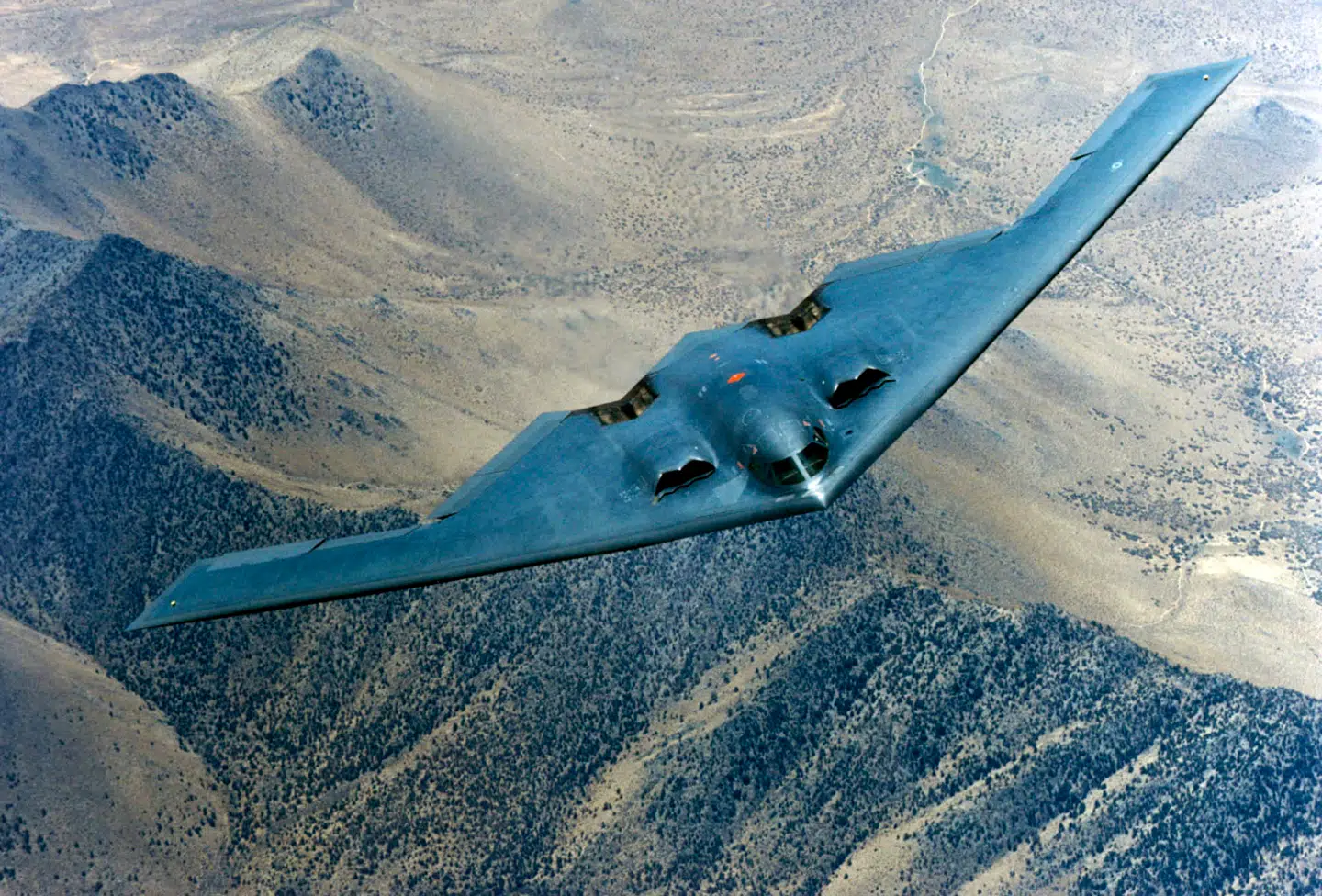B-2 er det eneste fly, der kan smide bunker buster-bomben.