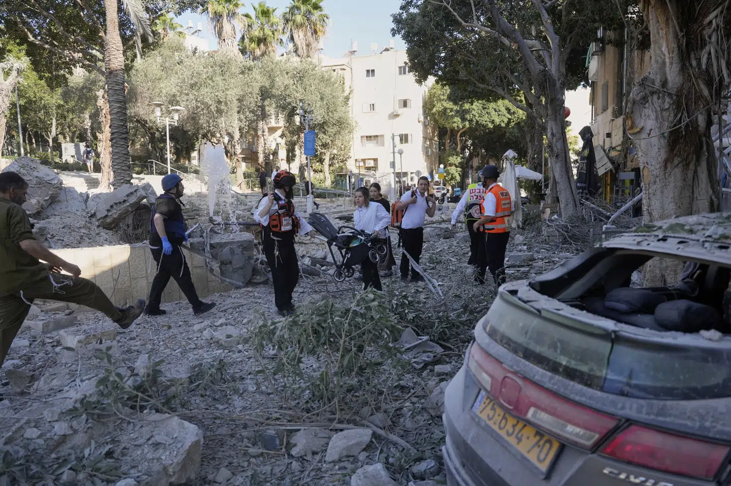 Redningsarbejdere er rykket ud til Haifa i Israel, hvor der har været et nedslag i forbindelse med et iransk angreb søndag morgen.