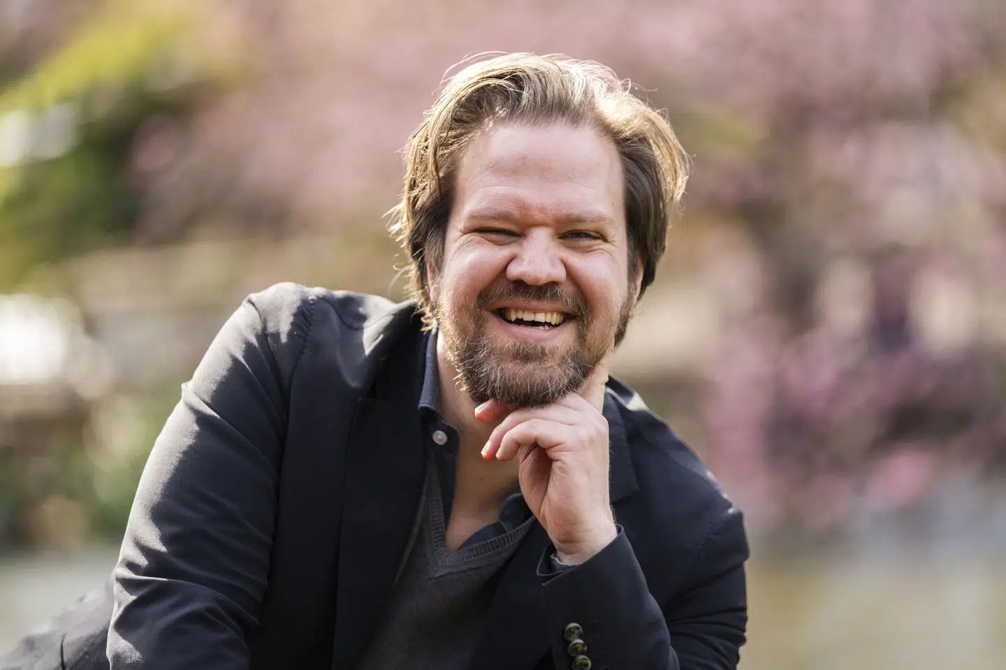 Sammen med sin kæreste, Julie, har Thomas Warberg to små sønner. - Jeg har taget mig i at købe en gave med hjem til den ældste. Det er meget klassisk mandet - "jeg er her ikke, så er her noget materialistisk". Men han blev glad for bilen!, siger komikeren med et grin. (Arkivfoto).