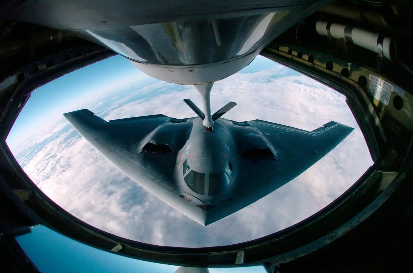 USA gennemførte en afledningsmanøvre, der fik hele verden til at kigge den forkerte vej inden angrebet mod atomanlæg i Iran. Her bliver et B-2 bombefly optanket i luften.