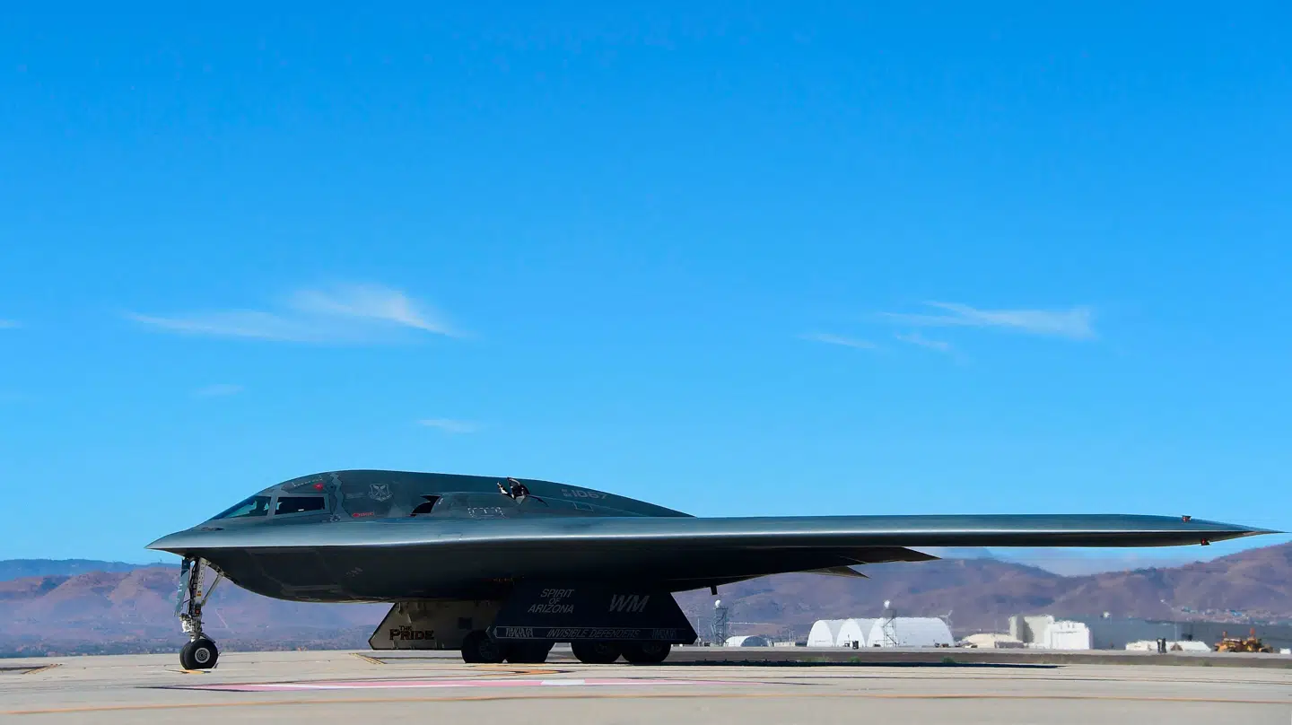Et B-2-bombefly på landjorden i Californien.