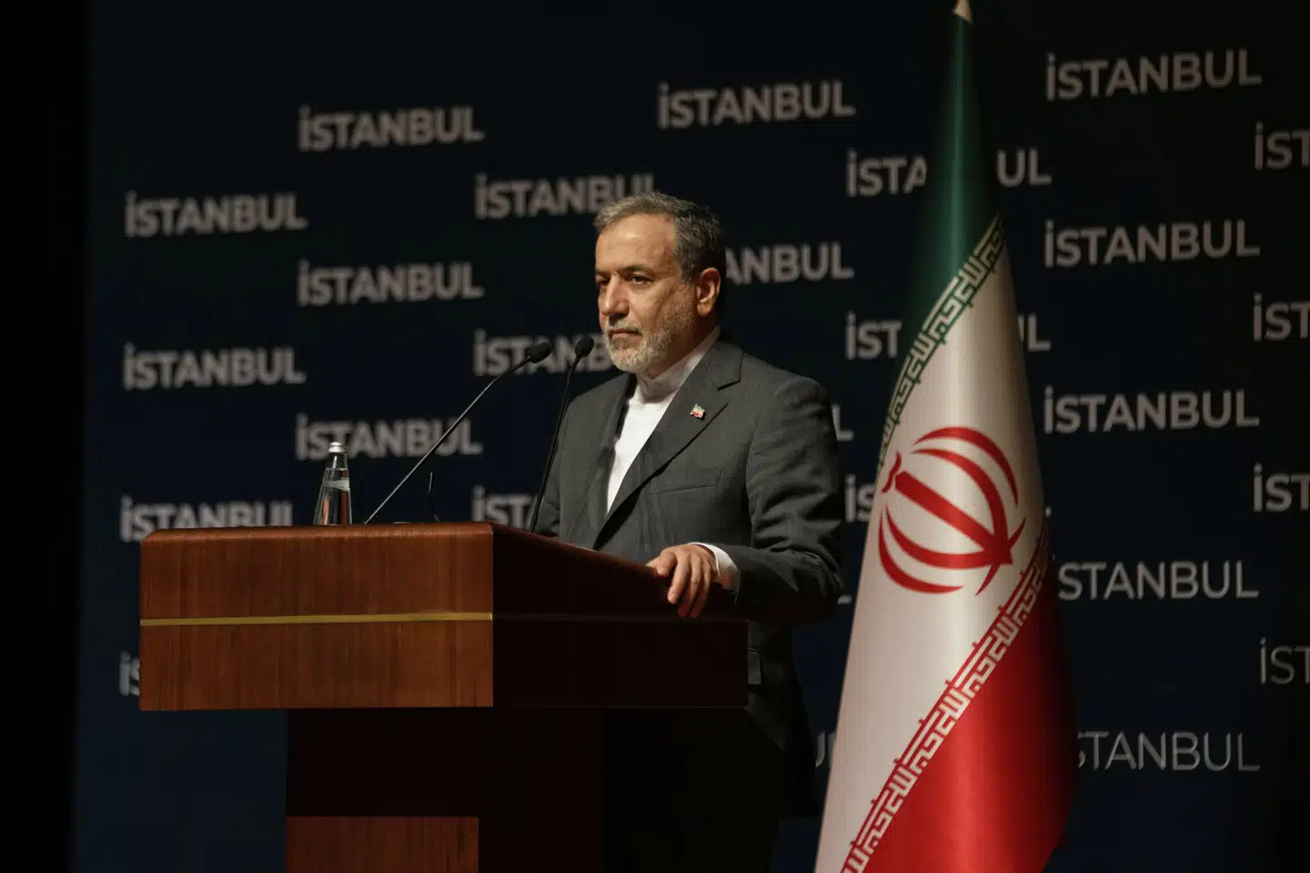 Irans udenrigsminister, Abbas Araghchi, holder pressemøde i Istanbul.