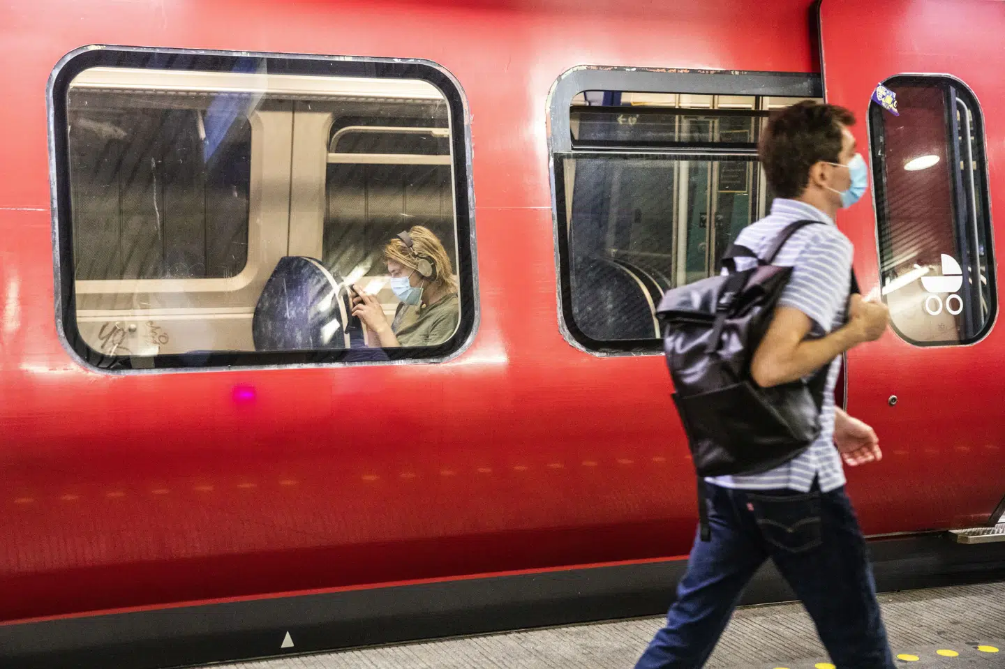 Togrejsende hjalp tidligt søndag morgen politiet med at spotte den mistænkte i en voldssag fra Nørreport Station i København. Personerne på billedet har intet med den aktuelle sag at gøre. (Arkivfoto)