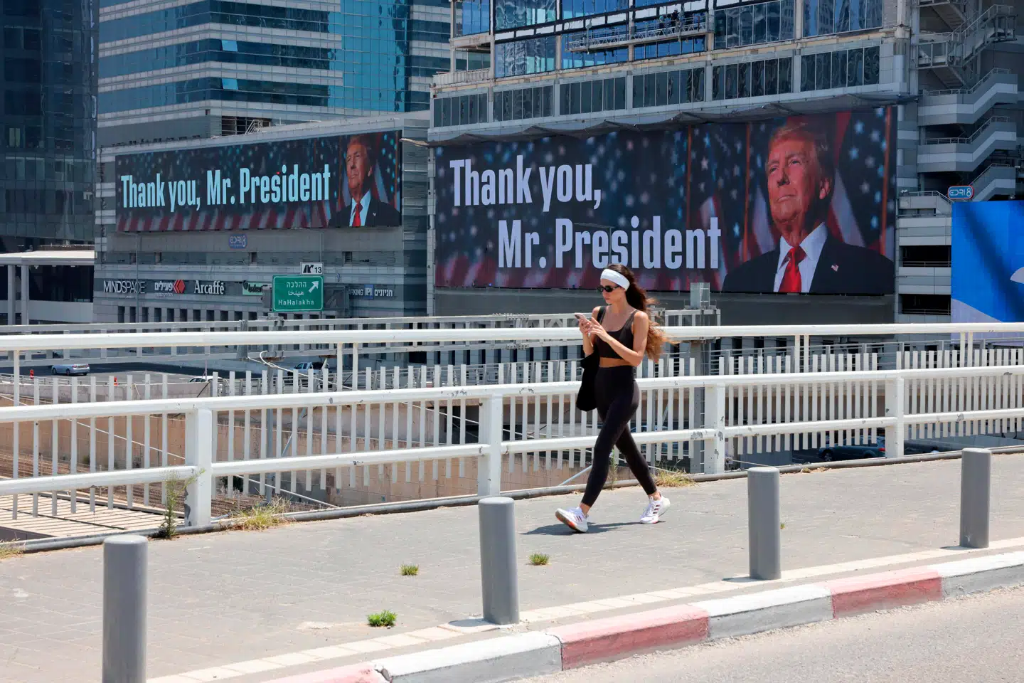 »Tak, hr. Præsident. Gør arbejdet færdigt,« står der på plakaten ophængt i det centrale Tel Aviv. I Israel er begejstringen for den amerikanske støtte til angrebet mod Iran overvældende.